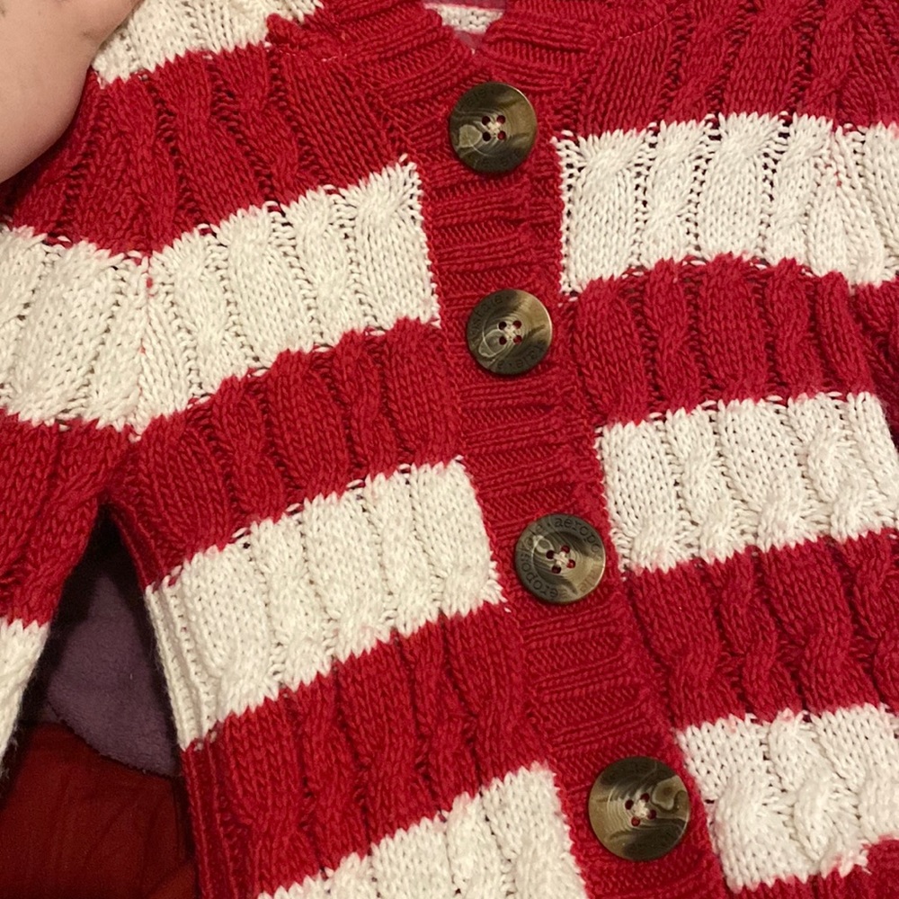 Looks red, actually magenta buttons from Aéropostale small